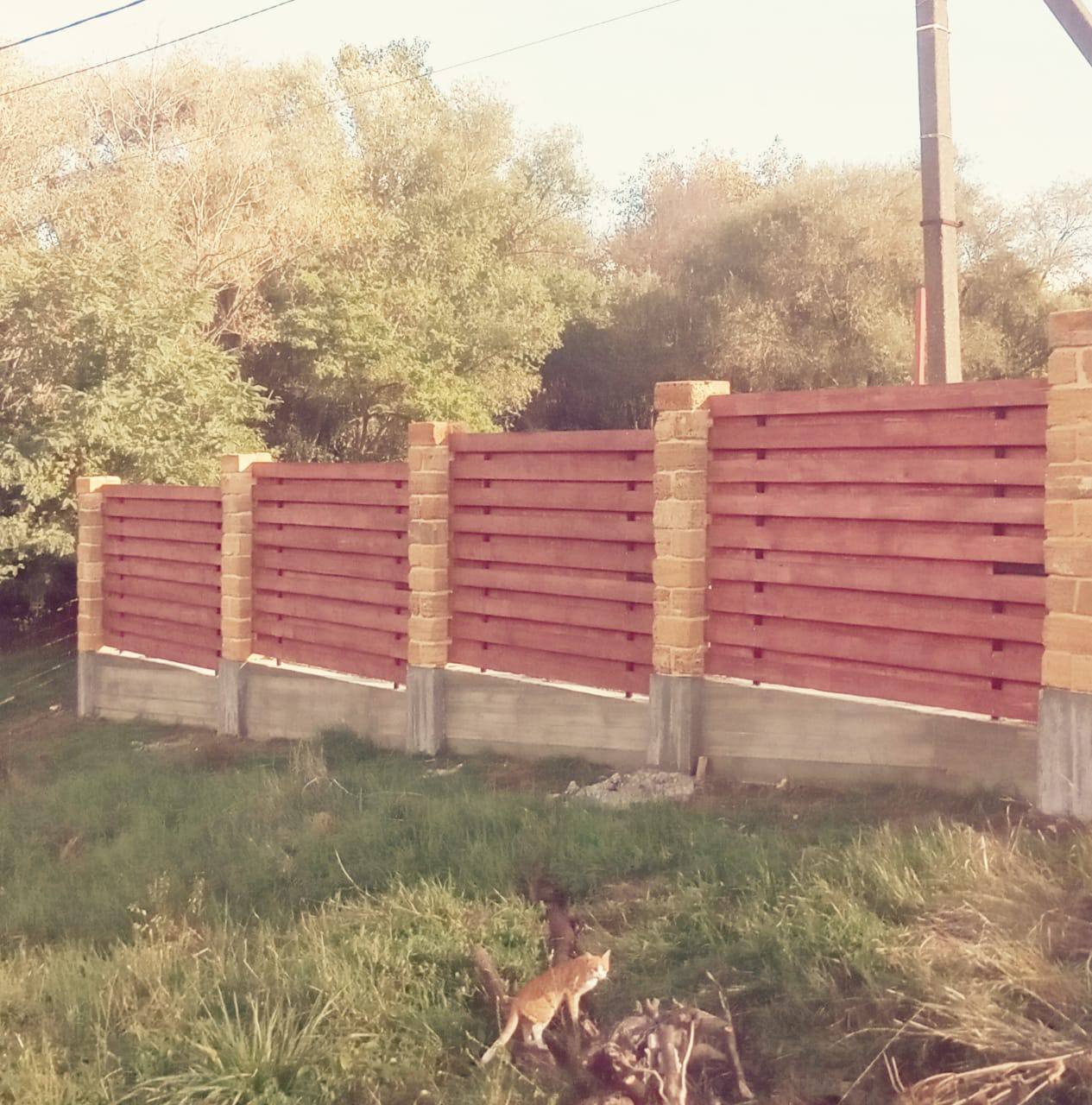 Забор с кирпичными столбами